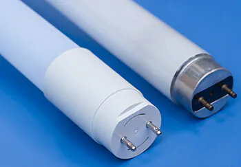 Leuchtstoffröhre neben LED-Röhre