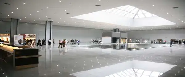 LED-Strahler in einer gro&szlig;en Halle
